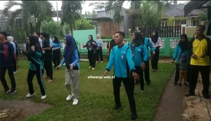 Perangkat Pekon Siliwangi dan Mahasiswa Poltekkes Jumat Sehat Senam Bersama